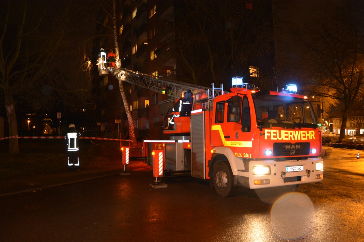 FW-MH: Sturmtief Thomas sorgt für zehn Einsätze. Feuerwehr Mülheim unterstützt die Feuerwehr Köln.