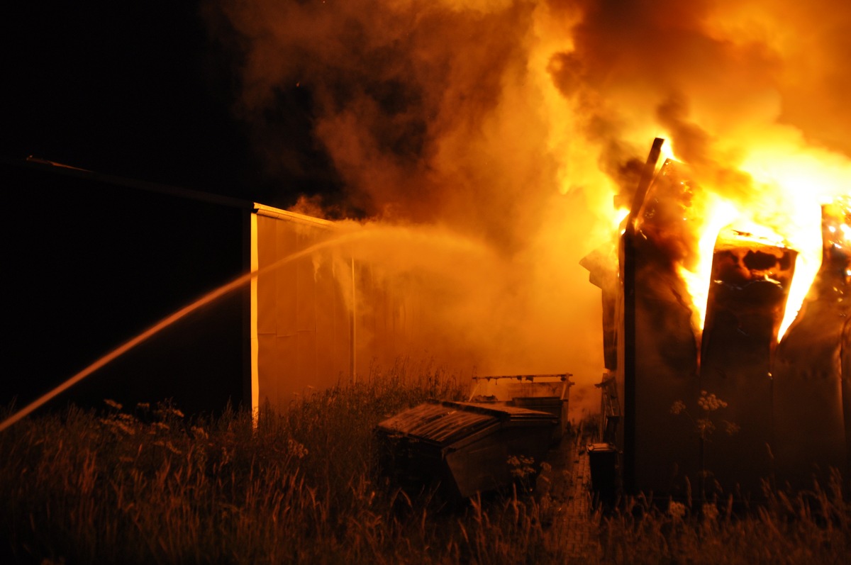 FW-KLE: Erstmeldung: Brand eines kunststoffverarbeitenden Betriebs im Gewerbegebiet Bedburg-Hau