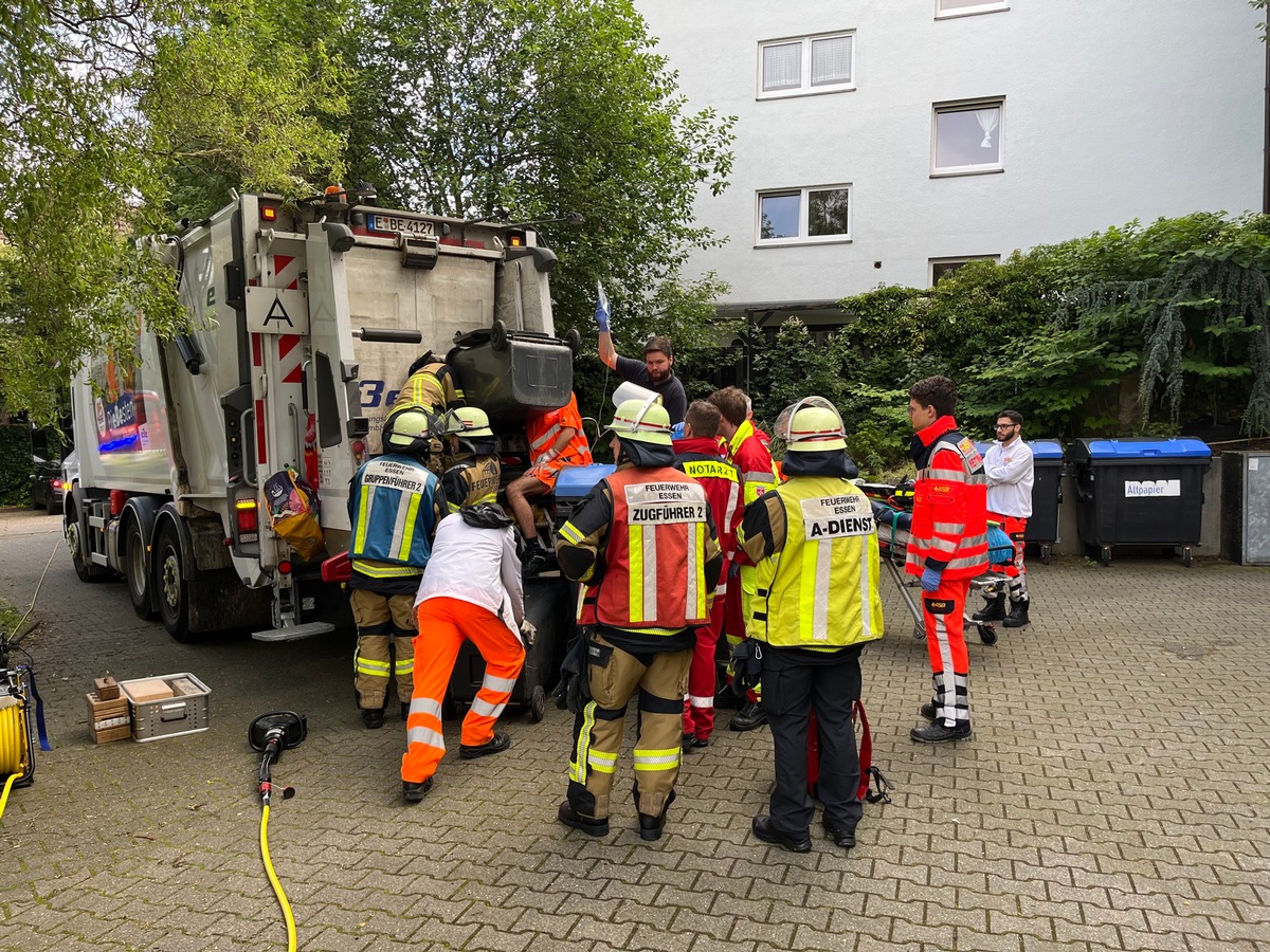 FW-E: Arbeitsunfall mit Müllfahrzeug - ein Arbeiter verletzt