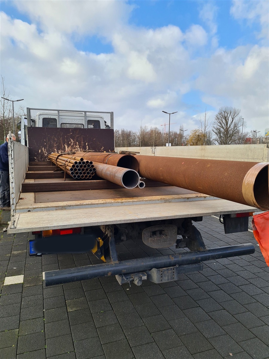 POL-D: Bilk/Neuss - Gerissene Bremsscheiben - Polizei zieht Lkw aus dem Verkehr - Bilder im Anhang