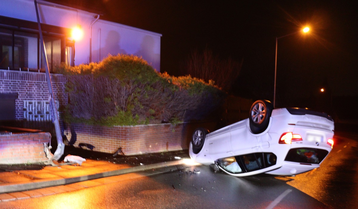 POL-HF: Verkehrsunfallflucht - BMW überschlägt sich