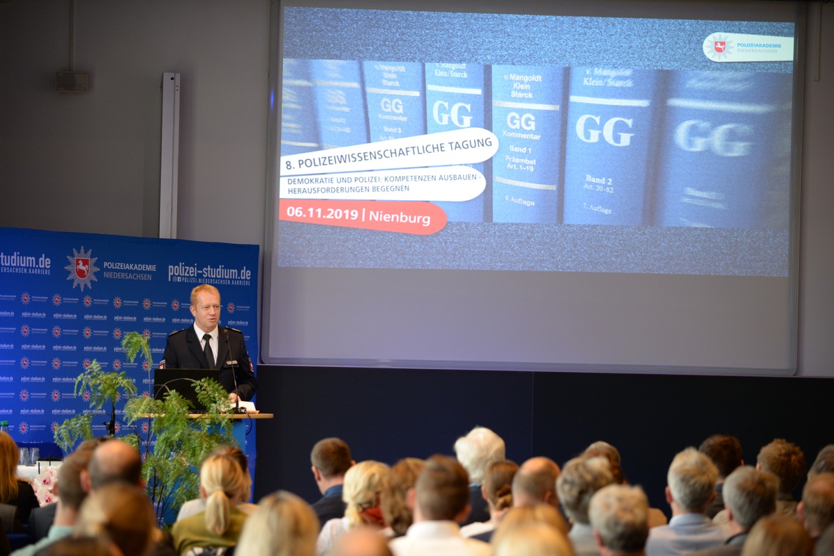 POL-AK NI: 8. Polizeiwissenschaftliche Tagung der Polizeiakademie Niedersachsen Demokratie und Polizei: Kompetenzen stärken - Herausforderungen begegnen