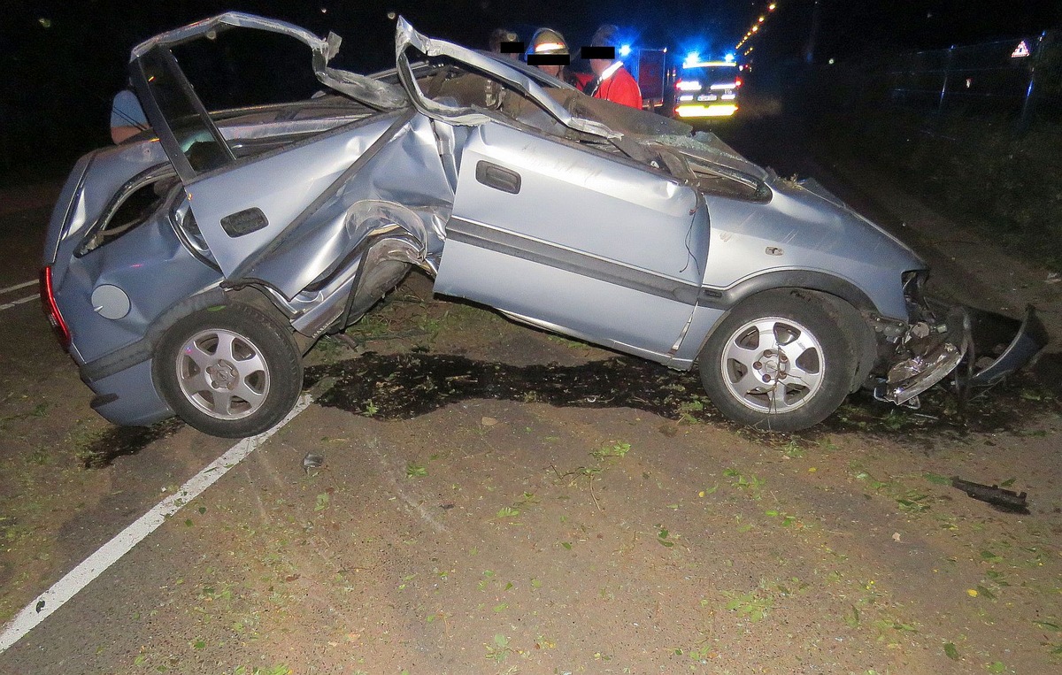 POL-F: 160720 - 625 Frankfurt-Sachsenhausen: Opel Zafira prallt gegen Laterne - Zwei Schwerverletzte