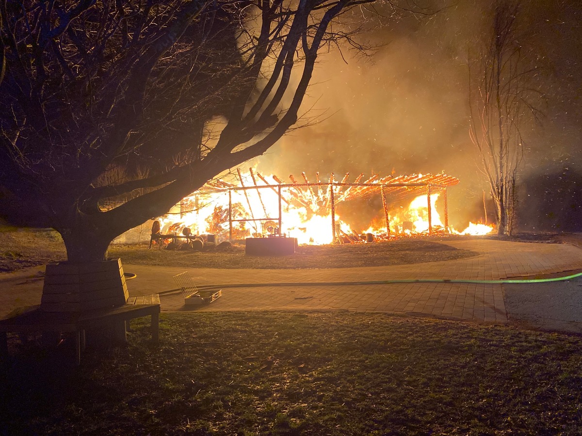 POL-PDTR: Lagerhalle abgebrannt