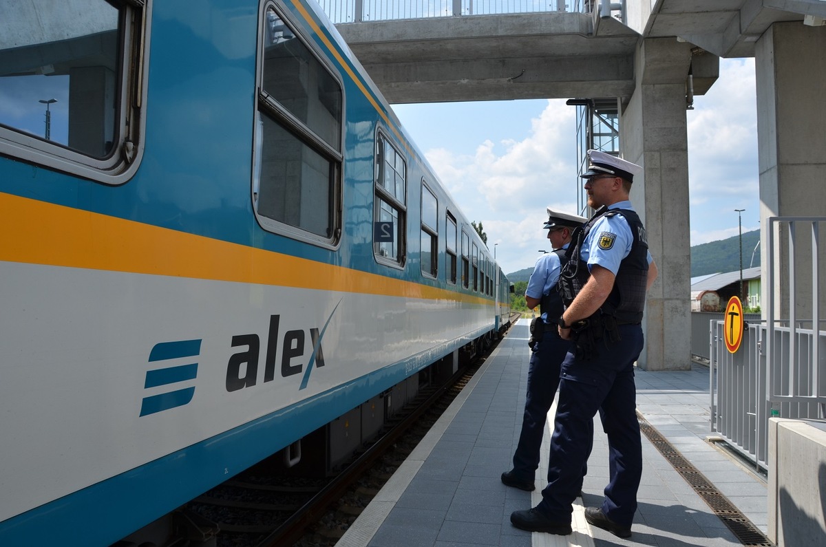 Bundespolizeidirektion München: Exhibitionist belästigt junge Frau