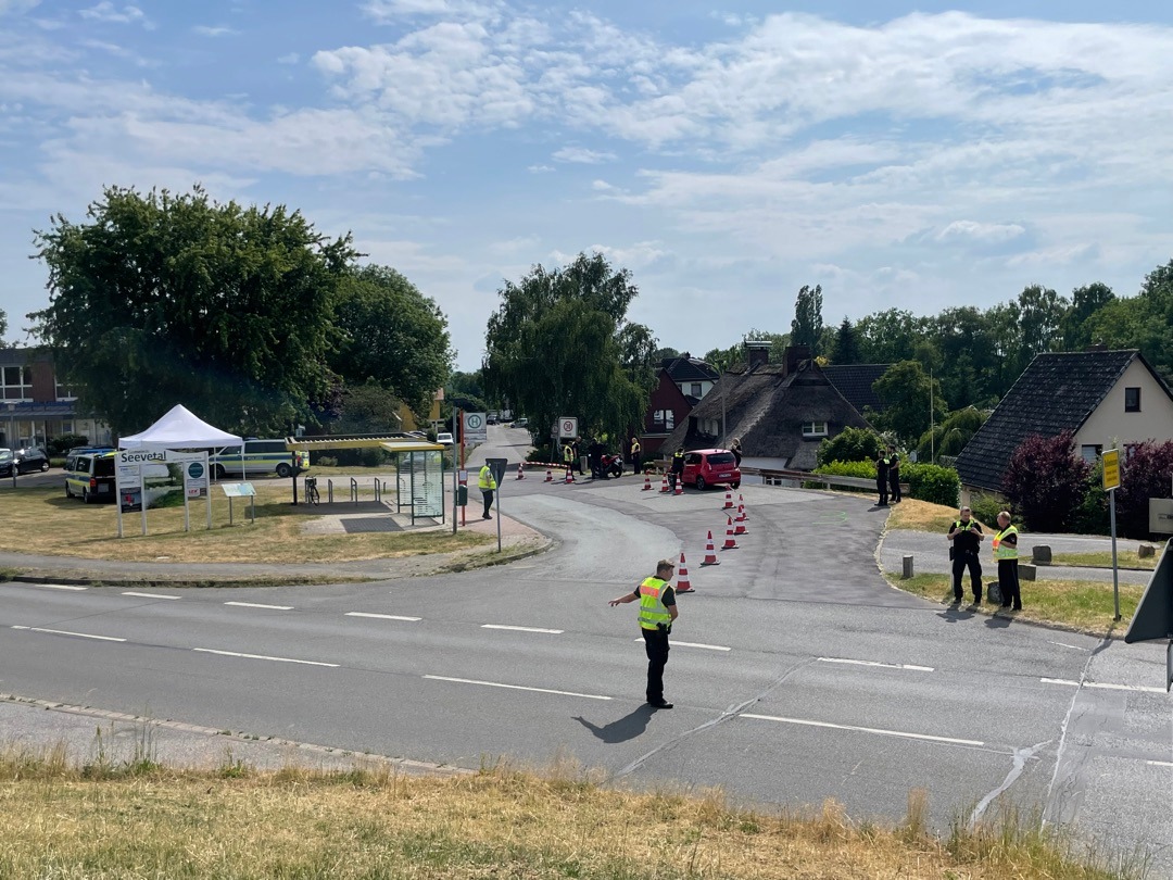 POL-WL: Auf rivalisierende Fußballfans eingeschlagen - Polizei sucht Zeugen ++ Harmstorf - Falsche Personalien und offene Haftbefehle ++ Seevetal/Bullenhausen - Schwerpunktkontrolle am Elbdeich (Foto)