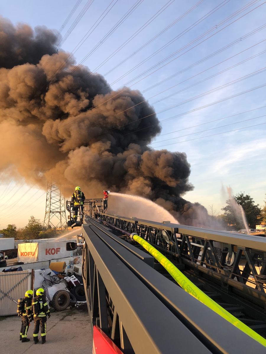 FW-NE: Großbrand am Schrottplatz Morgensternsheide | Abschlussmeldung