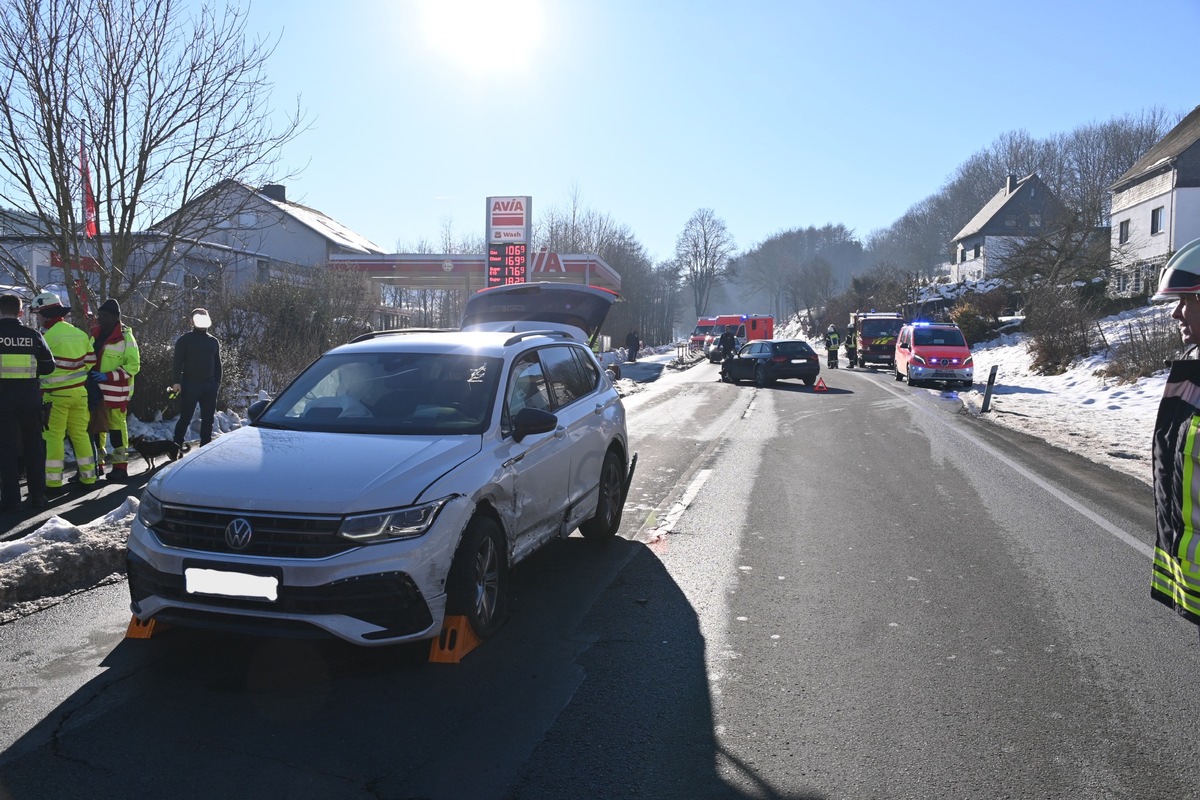 FF Olsberg: Großeinsatz von Feuerwehr und Rettungsdienst bei Unfall in Olsberg-Assinghausen