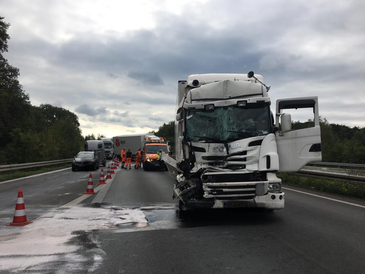 POL-MS: Stauendunfall auf der Autobahn 30 - Lkw-Fahrer schwer verletzt - 17 Kilometer Stau