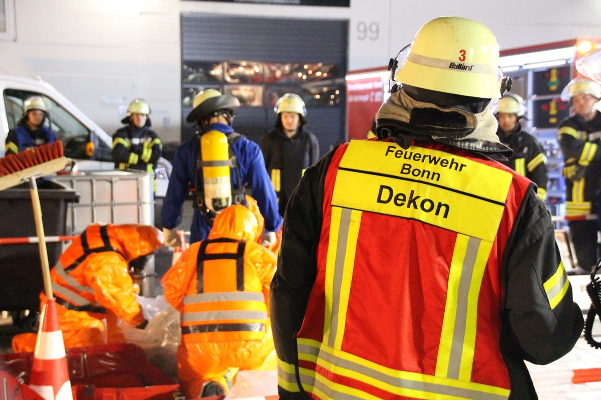 FW-BN: Gefahrguteinsatz in Beuel - drei Verletzte durch Natronlauge