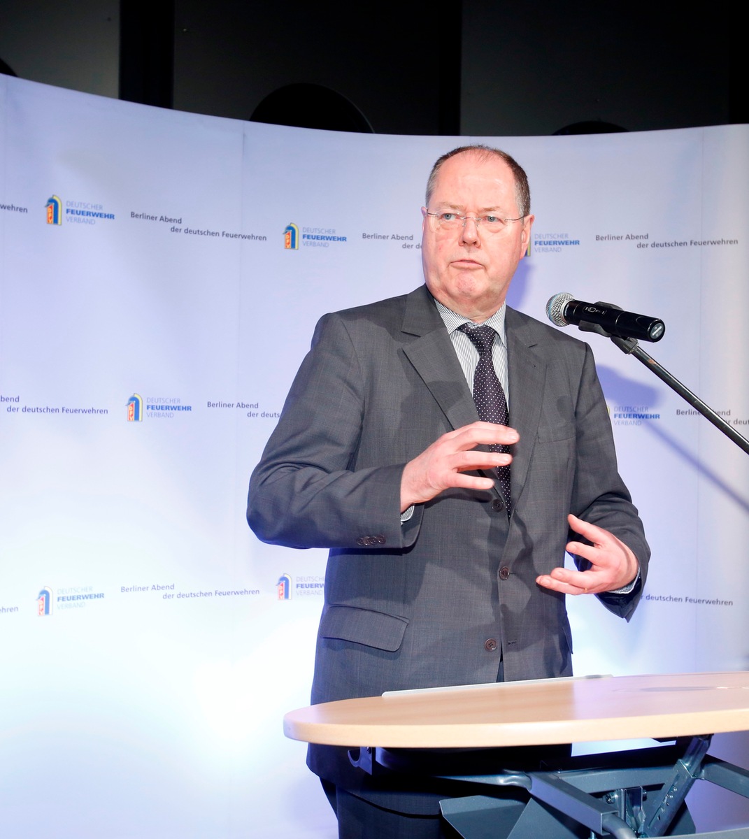 Friedrich und Steinbrück loben Feuerwehr-Engagement / Hochkarätige Besetzung beim 8.  Berliner Abend der deutschen Feuerwehren (BILD)