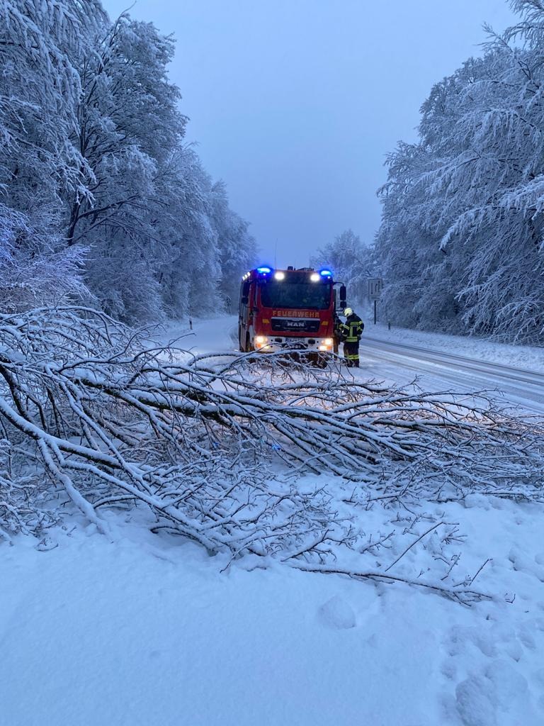 FW-EN: Kaminbrand, Ölspur und zahlreiche schneebedingt Einsätze