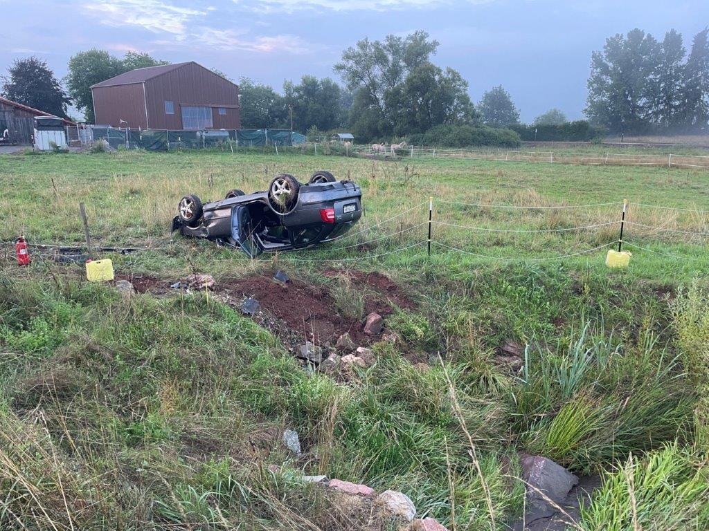 POL-PPWP: Skoda fliegt über den Mehlbach und überschlägt sich