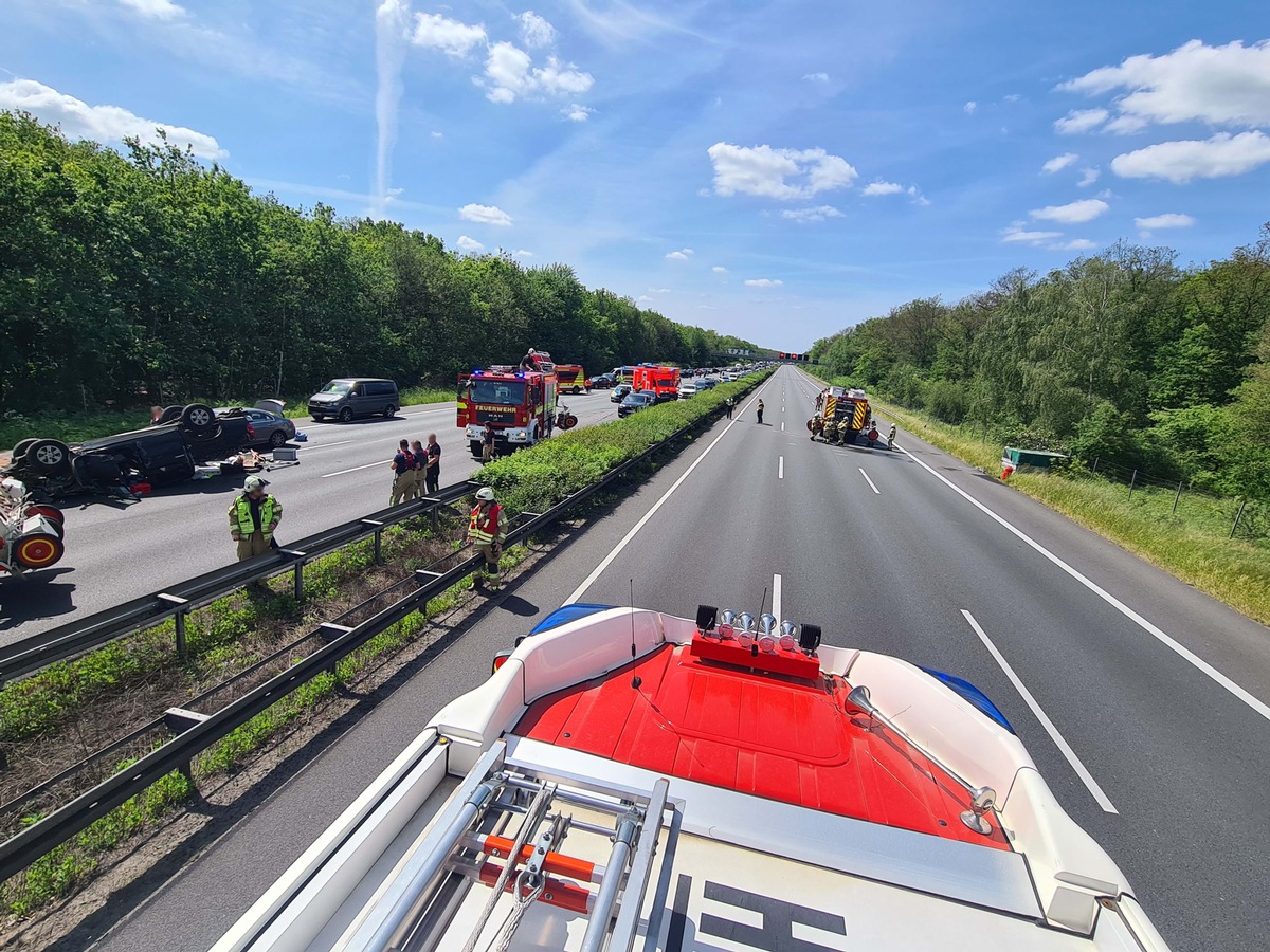 FW Lehrte: Schwerer Verkehrsunfall nach Überschlag mit eingeklemmter Person und mehreren beteiligten PKW auf der A2: Anhänger wird auf Gegenfahrbahn geschleudert.