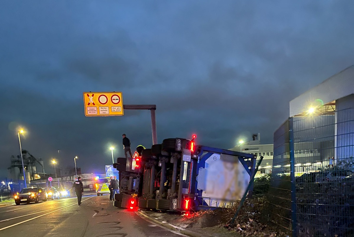 POL-DU: Ruhrort: Lkw umgekippt - Polizei ermittelt die Unfallursache