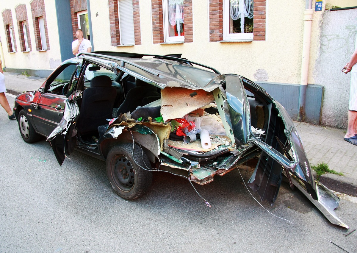 FW-E: Verkehrsunfall mit drei verletzten Personen, Containerfahrzeug umgestürzt