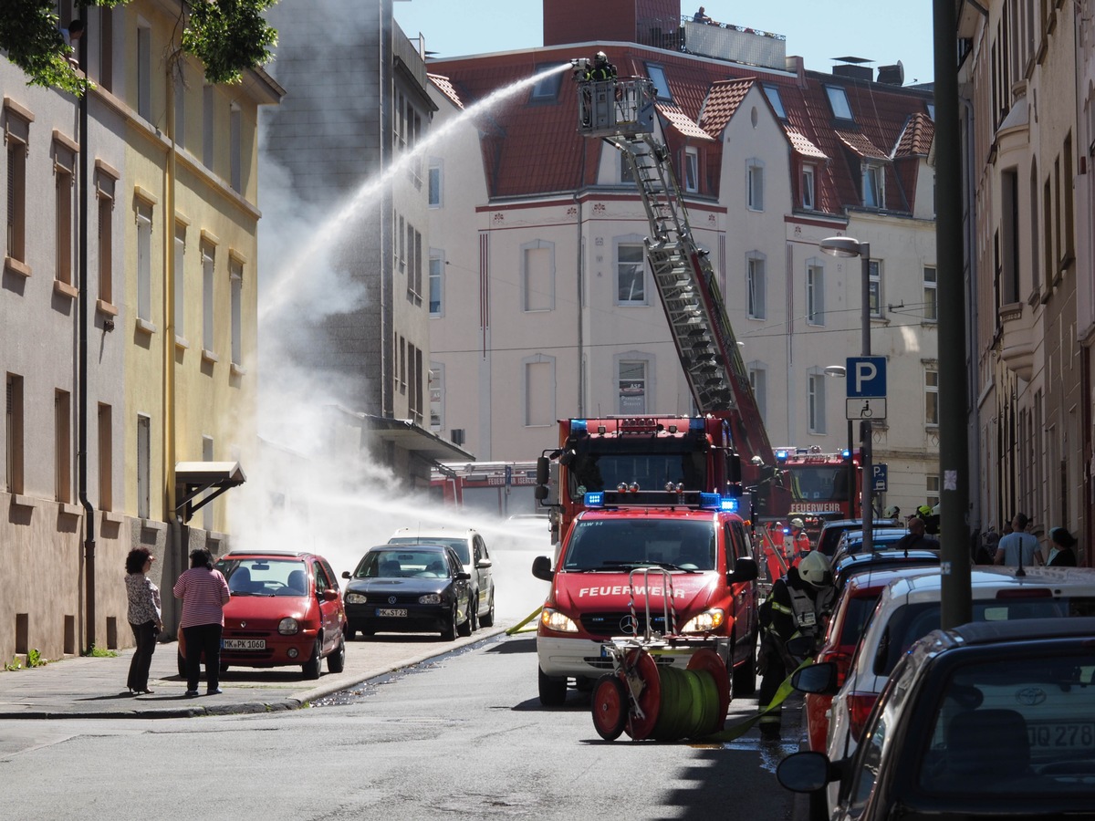 FW-MK: Garagenbrand in voller Ausdehnung