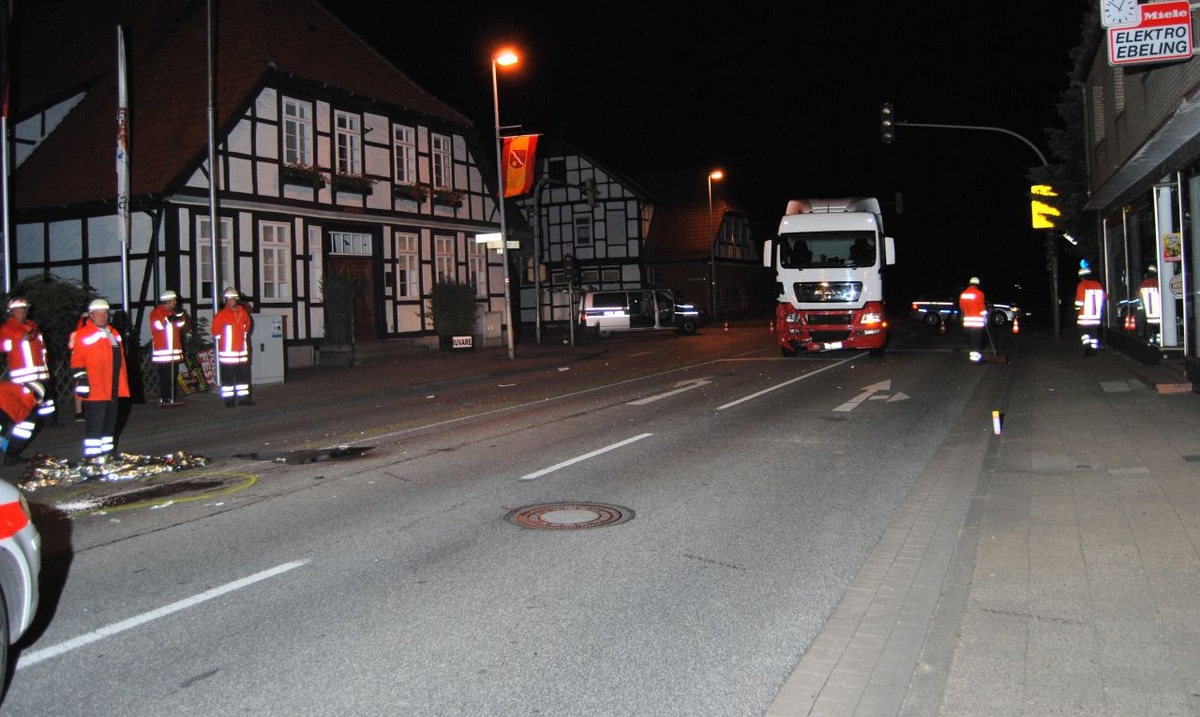 POL-NI: Schwerer Unfall - Motorradfahrer missachtet Vorfahrt eines LKW -Bild im Download-