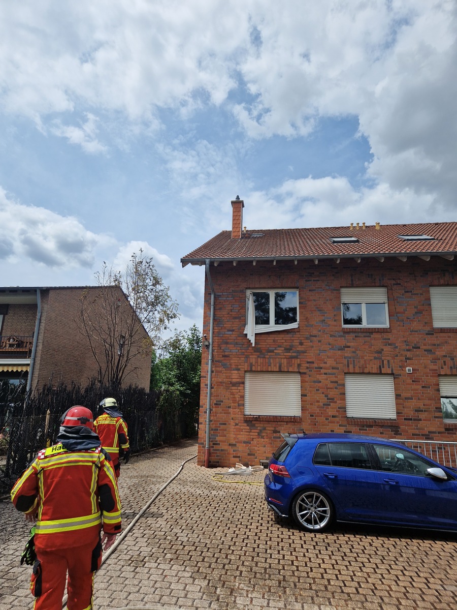 FW Düren: Schaden durch Heckenbrand