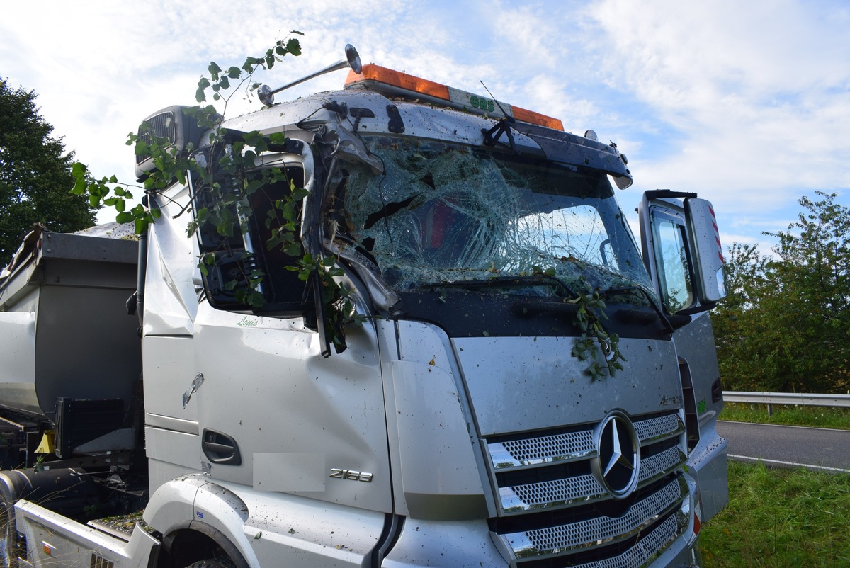 POL-PDKL: Medizinischer Notfall - Lkw kommt von der Fahrbahn ab