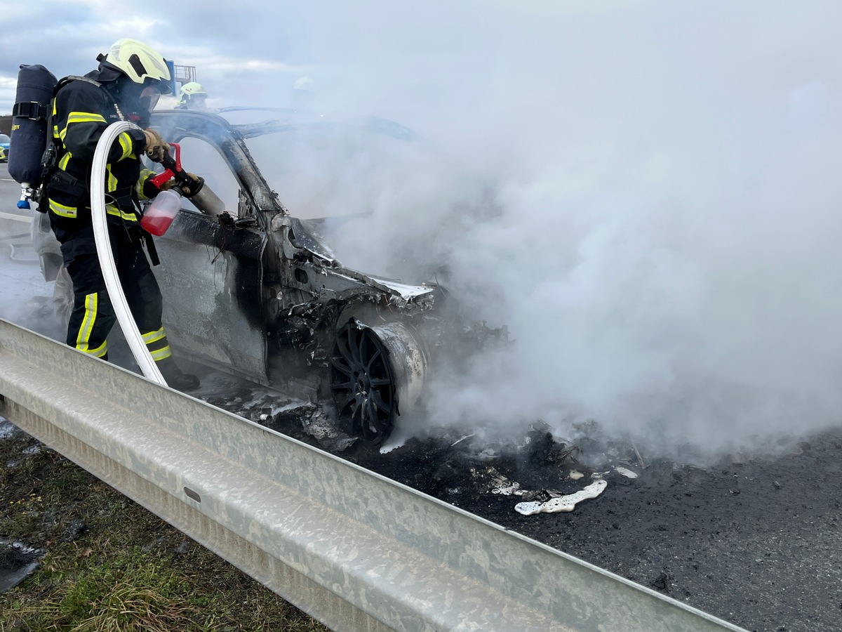 API-TH: Pkw steht in Vollbrand