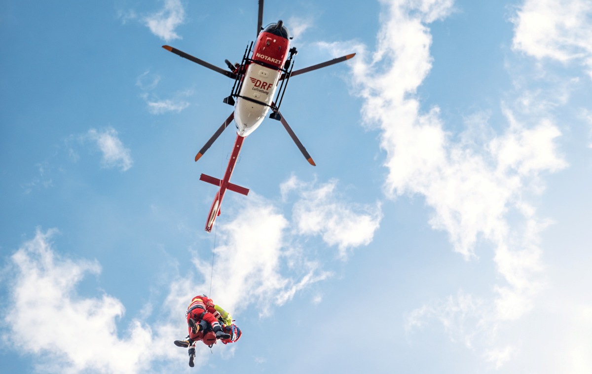 Christoph 100 mit Rettungswinde im Einsatz