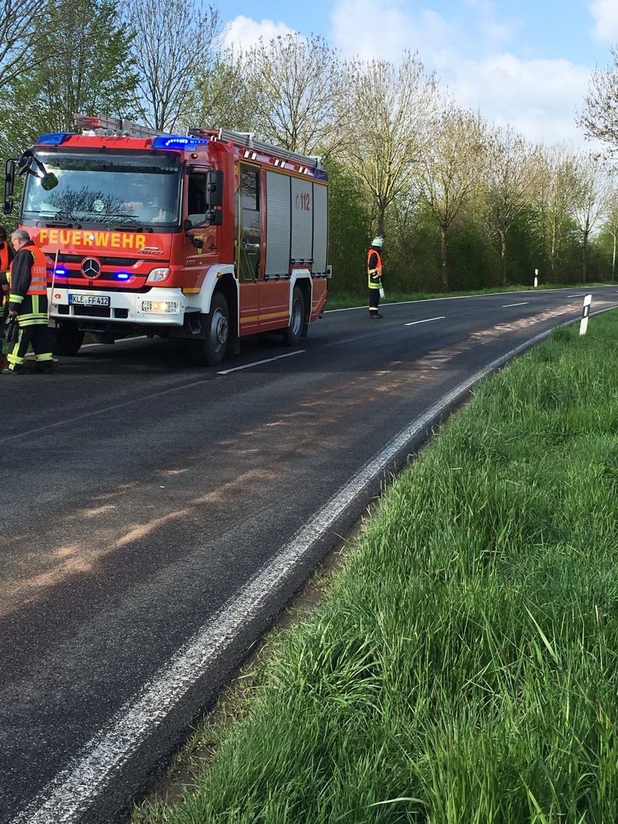 FW-KLE: Kilometerlange Ölspur führt zu Feuerwehreinsatz.