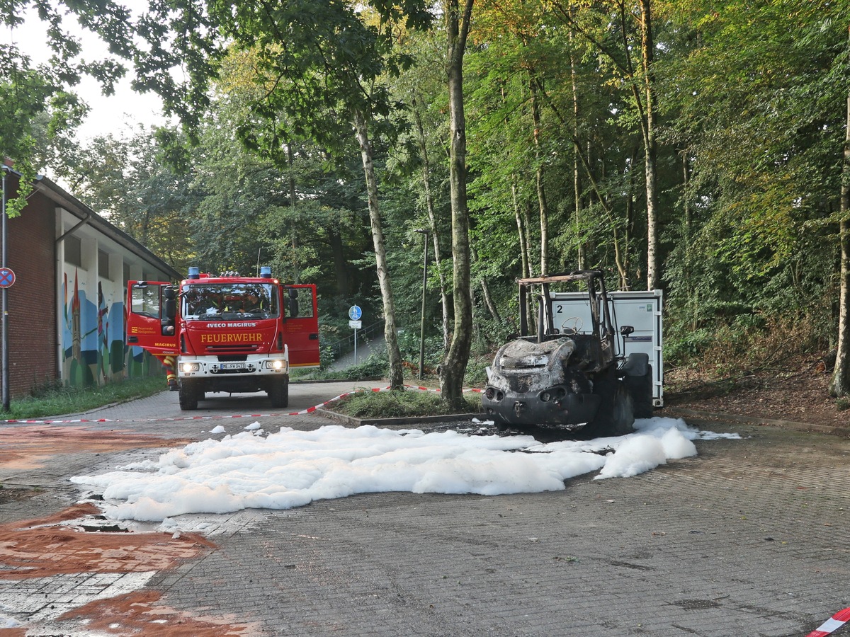 POL-ME: Am Sportfeld geparkter Radlader stand in Flammen - Heiligenhaus - 2208008