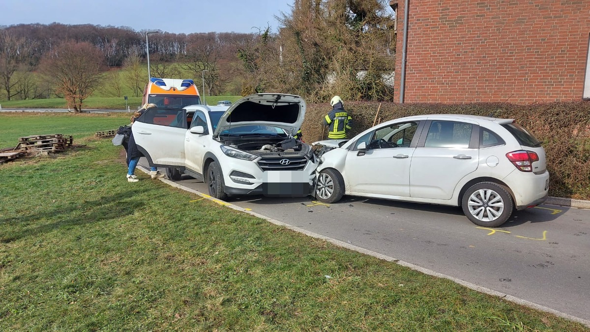 FW-EN: Verkehrsunfall mit zwei Pkw - Eine Person verletzt