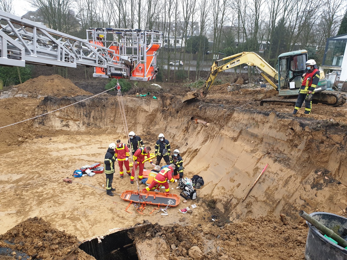 FW-MH: Mann stürzt in Baugrube. Rettung durch die Feuerwehr.