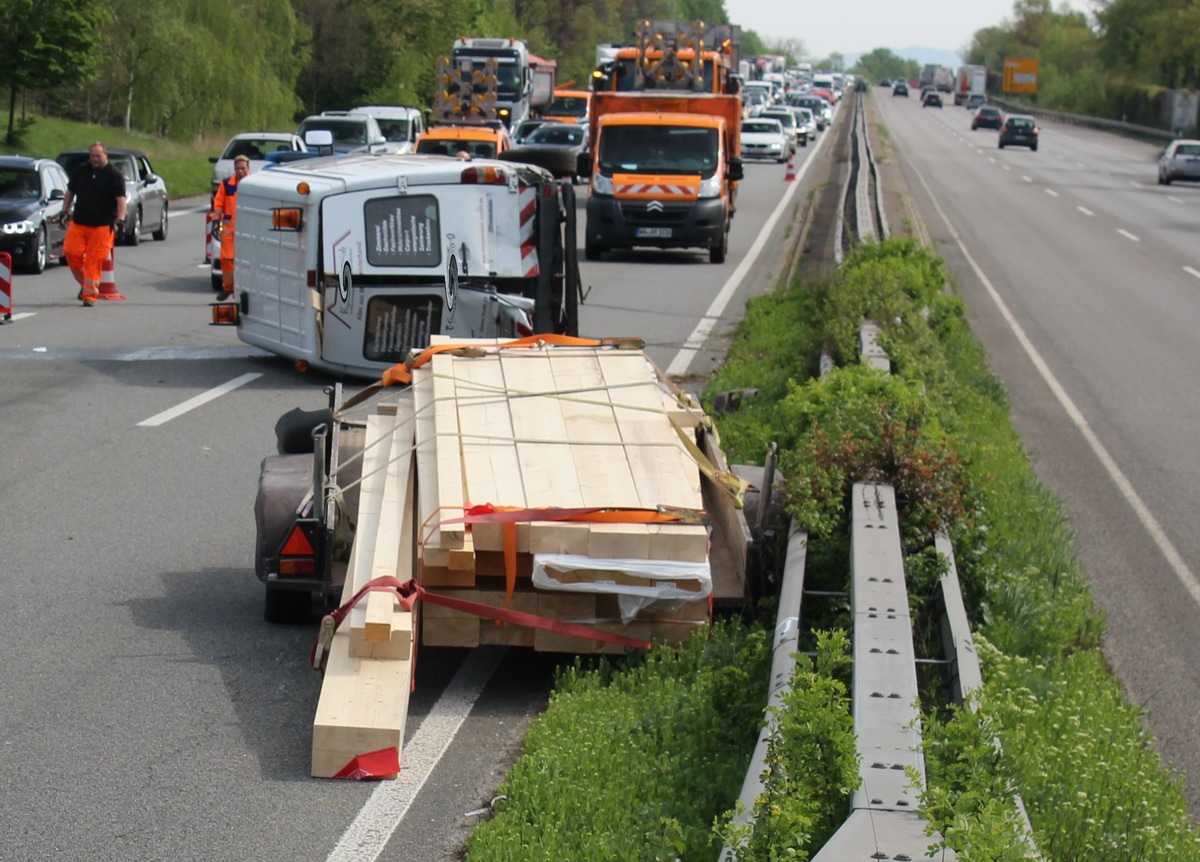 POL-PDNW: Verkehrsunfall mit Kleintransporter 
- Überladen, Ladung nicht gesichert und keine passende Fahrerlaubnis