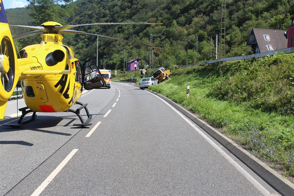 POL-PDMT: Schwerer Verkehrsunfall auf der B42