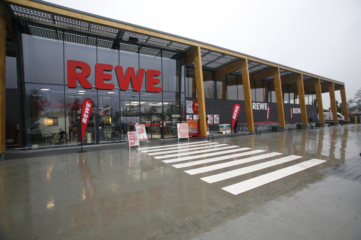 Goldmedaille für REWE Green Building in Berlin / Deutsche Gesellschaft für Nachhaltiges Bauen zeichnet Supermarkt aus - Pilotprojekt spart annährend 50 Prozent Energie