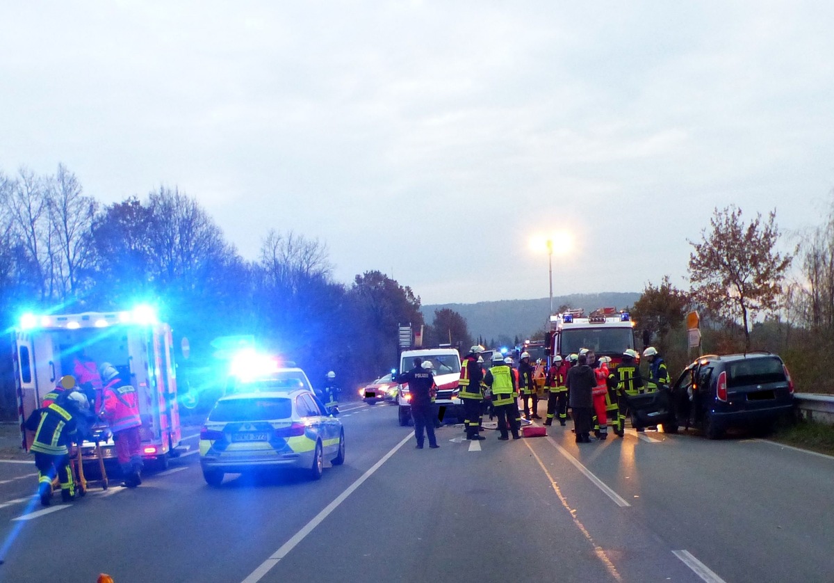 POL-MI: Kleintransporter übersehen - zwei Verletzte