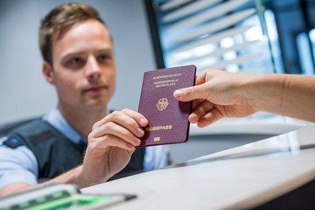 BPOL NRW: Bundespolizei verhaftet Totschläger am Flughafen Düsseldorf