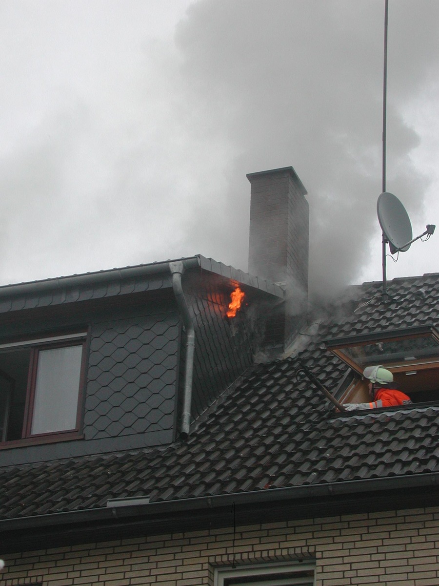 POL-HOL: Ursache vermutlich Schornsteinbrand: Dachstuhlbrand in Holenberg - Feuerwehr mit starken Kräften im Einsatz / erheblicher Gebäude und Inventarschaden -