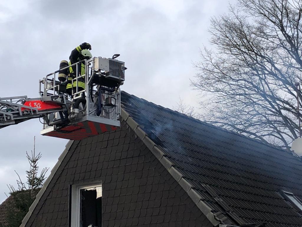 FW-GL: Einfamilienhaus in Bergisch Gladbach nach Brand unbewohnbar