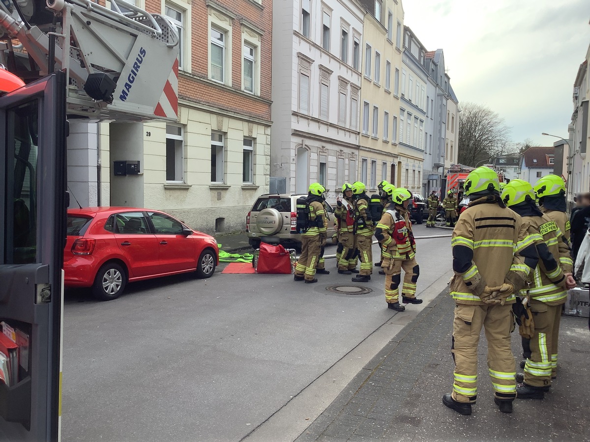 FW Paderborn: Zimmerbrand in einem Mehrfamilienhaus in der Imadstraße