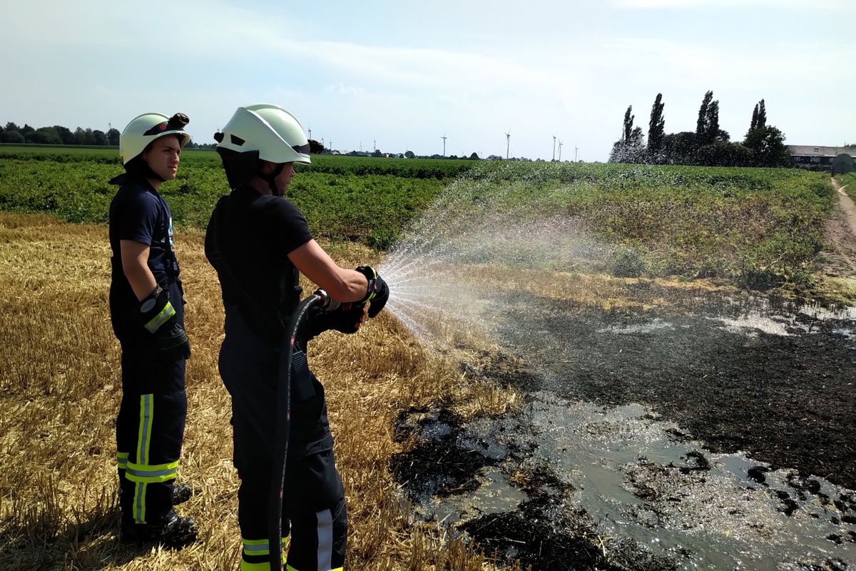 FW-KLE: Mähdrescher löst Feldbrand aus/ Feuerwehr bittet um Hilfe - Landwirte sollen Güllefässer mit Wasser bereitstellen