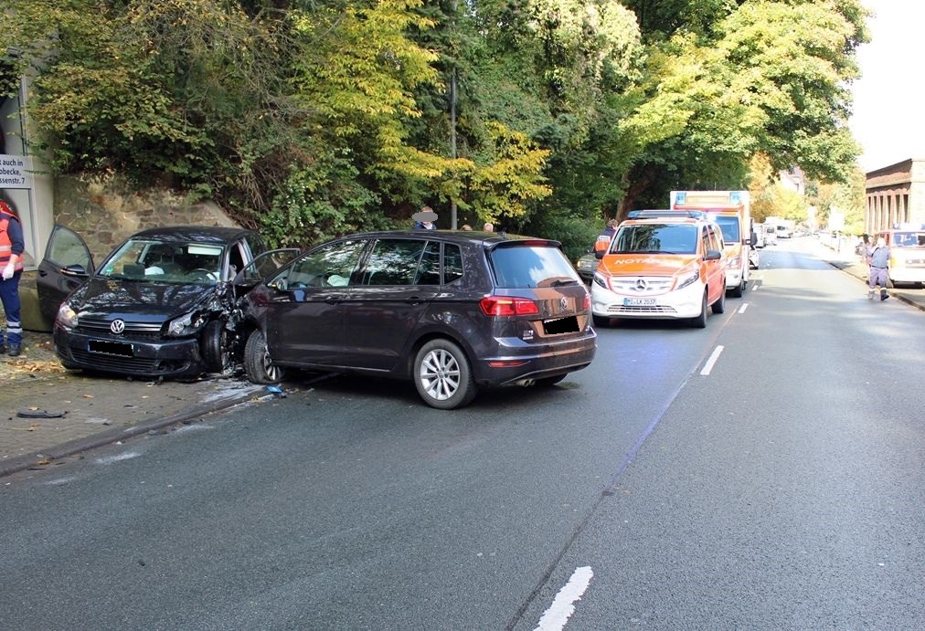 POL-MI: Auto gerät in den Gegenverkehr