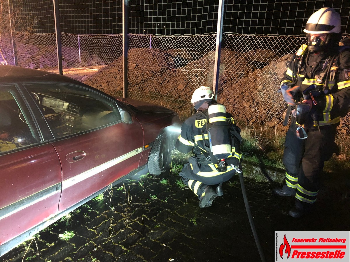 FW-PL: OT-Holthausen. PKW-Brand wird früh erkannt. Feuerwehr verhindert schlimmeres