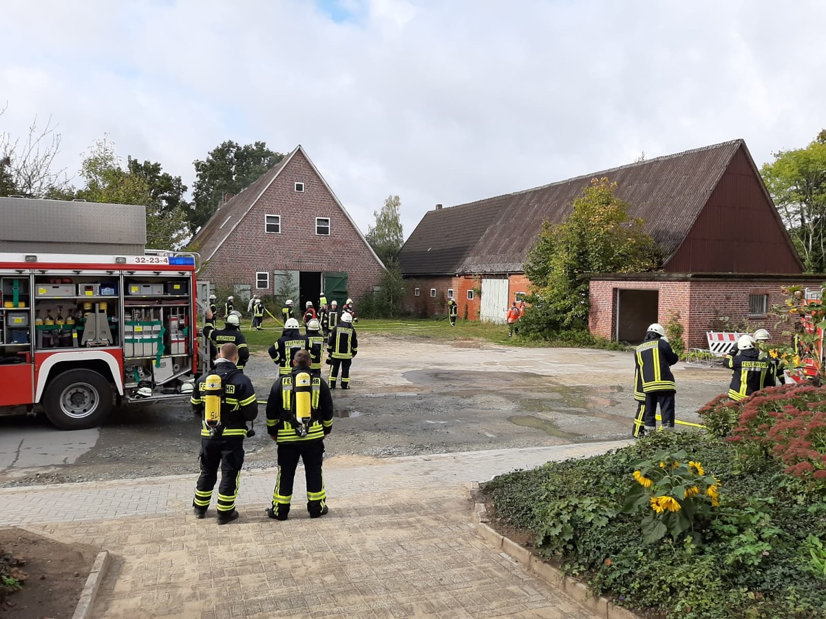 POL-STD: Kinder entzünden Feuer in leerstehenden landwirtschaftlichen Gebäude in Fredenbeck