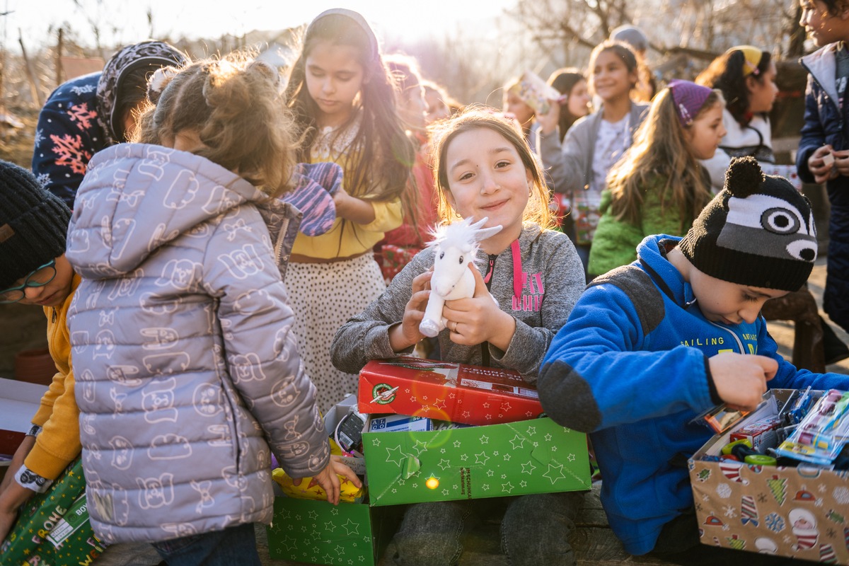 Abgabewoche von Weihnachten im Schuhkarton startet am 6.11. / Über 4.200 Abgabeorte nehmen Geschenkpakete entgegen