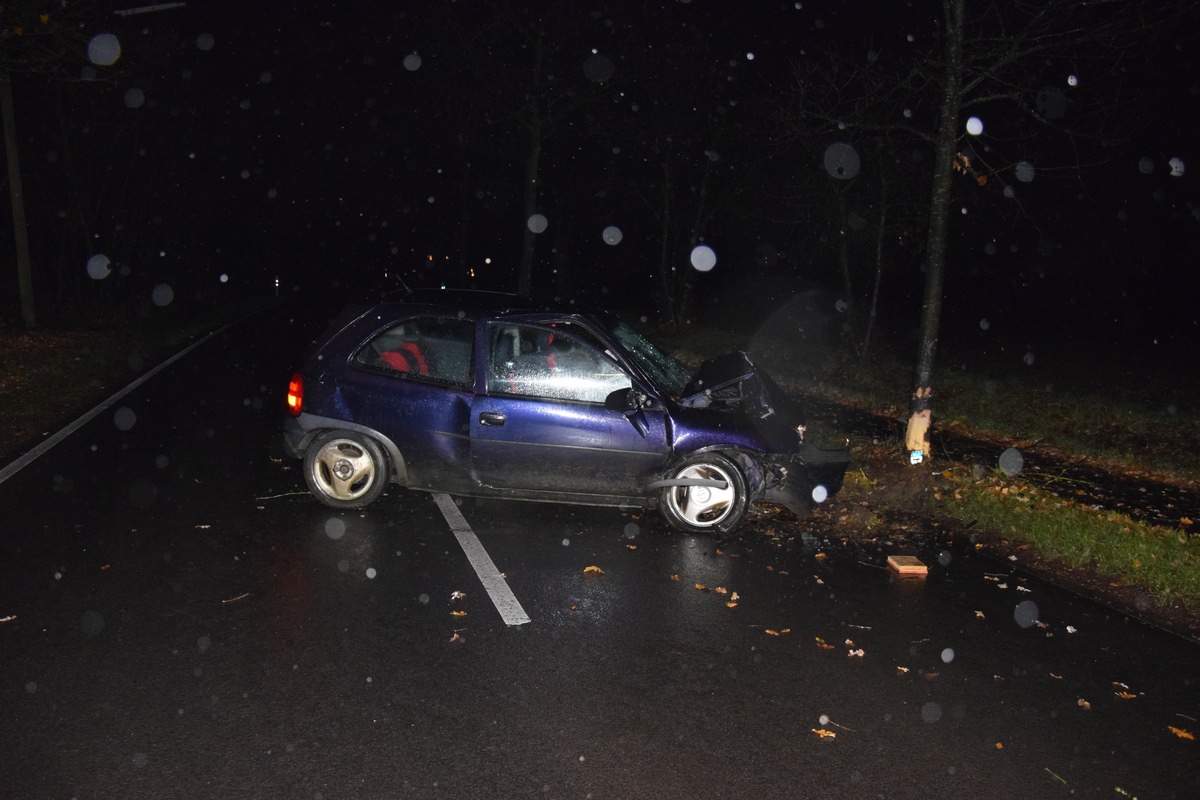 POL-HF: Opel Corsa prallt gegen Straßenbaum- Fahrer stand unter Alkoholeinfluss