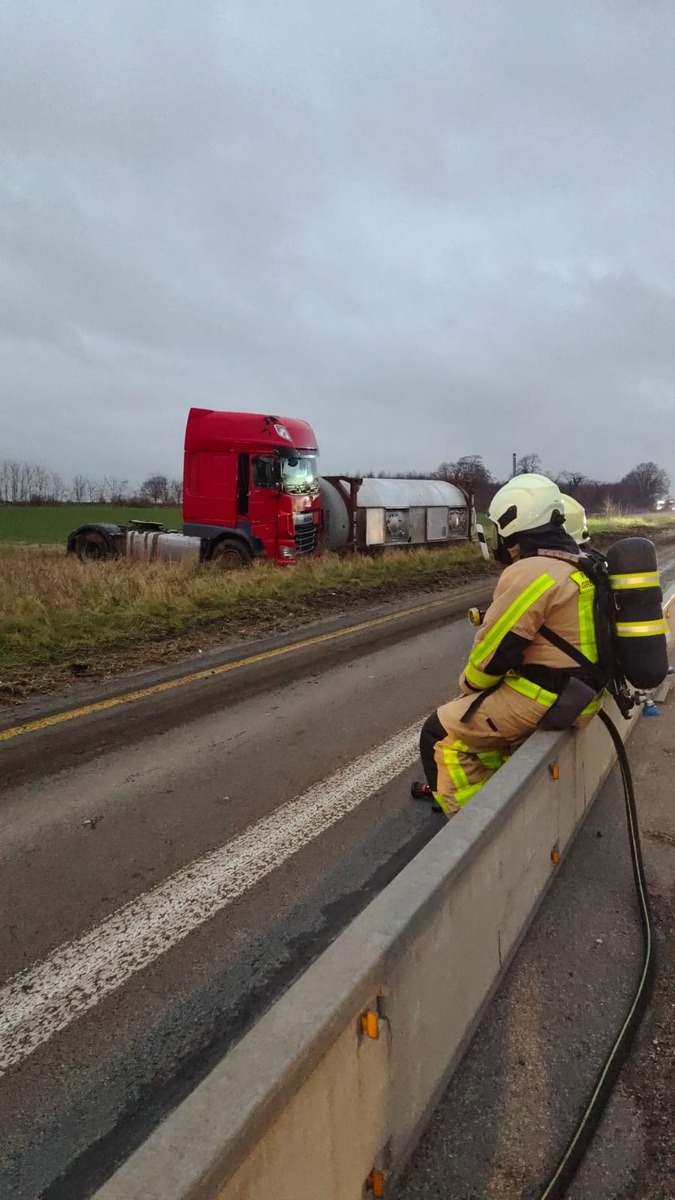 FW Grevenbroich: Erstmeldung: Autobahn 46 bei Grevenbroich Richtung Heinsberg nach LKW-Unfall teilweise gesperrt