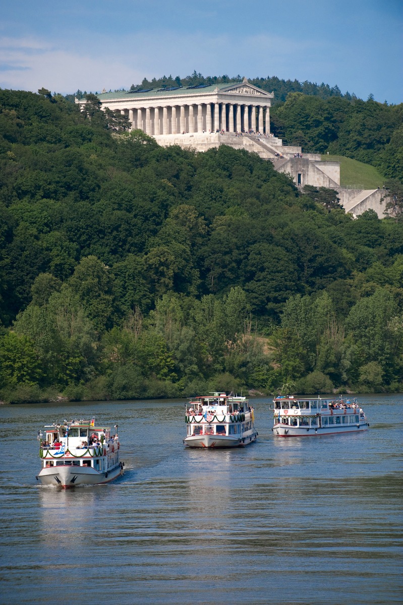 Walhalla, Wein und Burgen - Erlebnisregion Regensburg / Mit seiner Kulturmeile entlang der Donau bis zu den Künstlergalerien in Kallmünz setzt sich das Regensburger Land in Szene