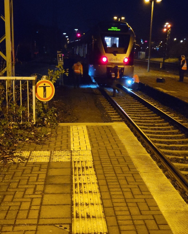 BPOL NRW: Regionlbahn kollidiert mit Einkaufswagen - Bundespolizei ermittelt und sucht nach Zeugen