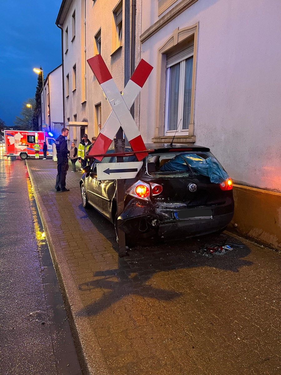 FW-EN: Fahrerflucht und ein nächtlicher Fahrzeugbrand