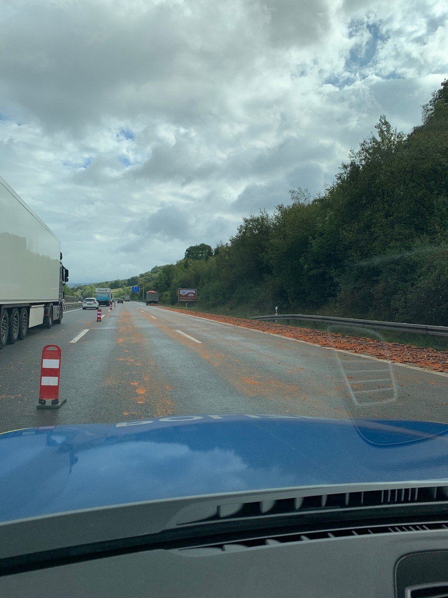 POL-BI: Lastwagen verliert eine Tonne Möhren auf der Autobahn