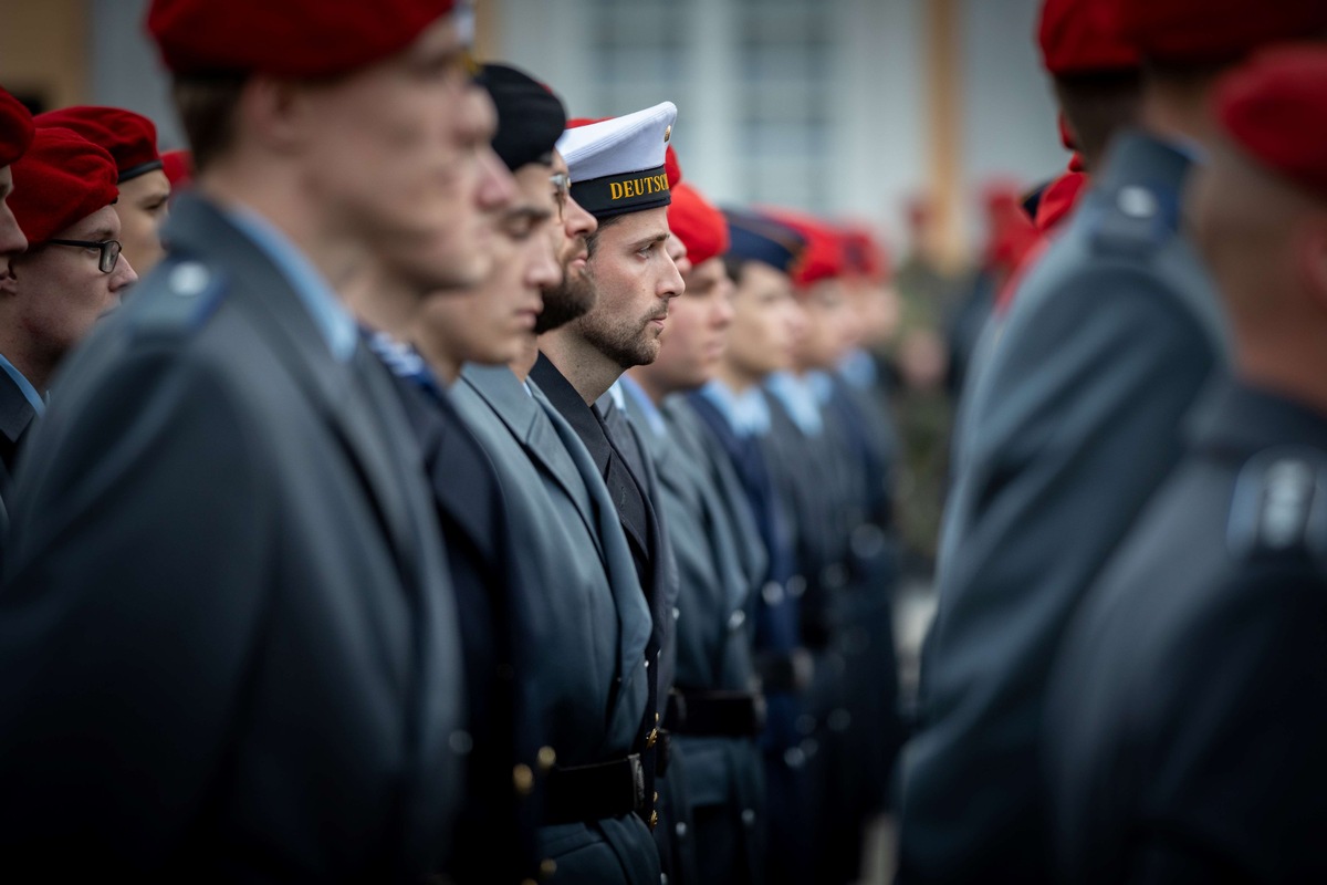 Bundeswehr feierte Geburtstag auf Schloss Brühl / Feierliches Gelöbnis mit 300 Rekrutinnen und Rekruten der Streitkräftebasis anlässlich des 68. Gründungsjahres